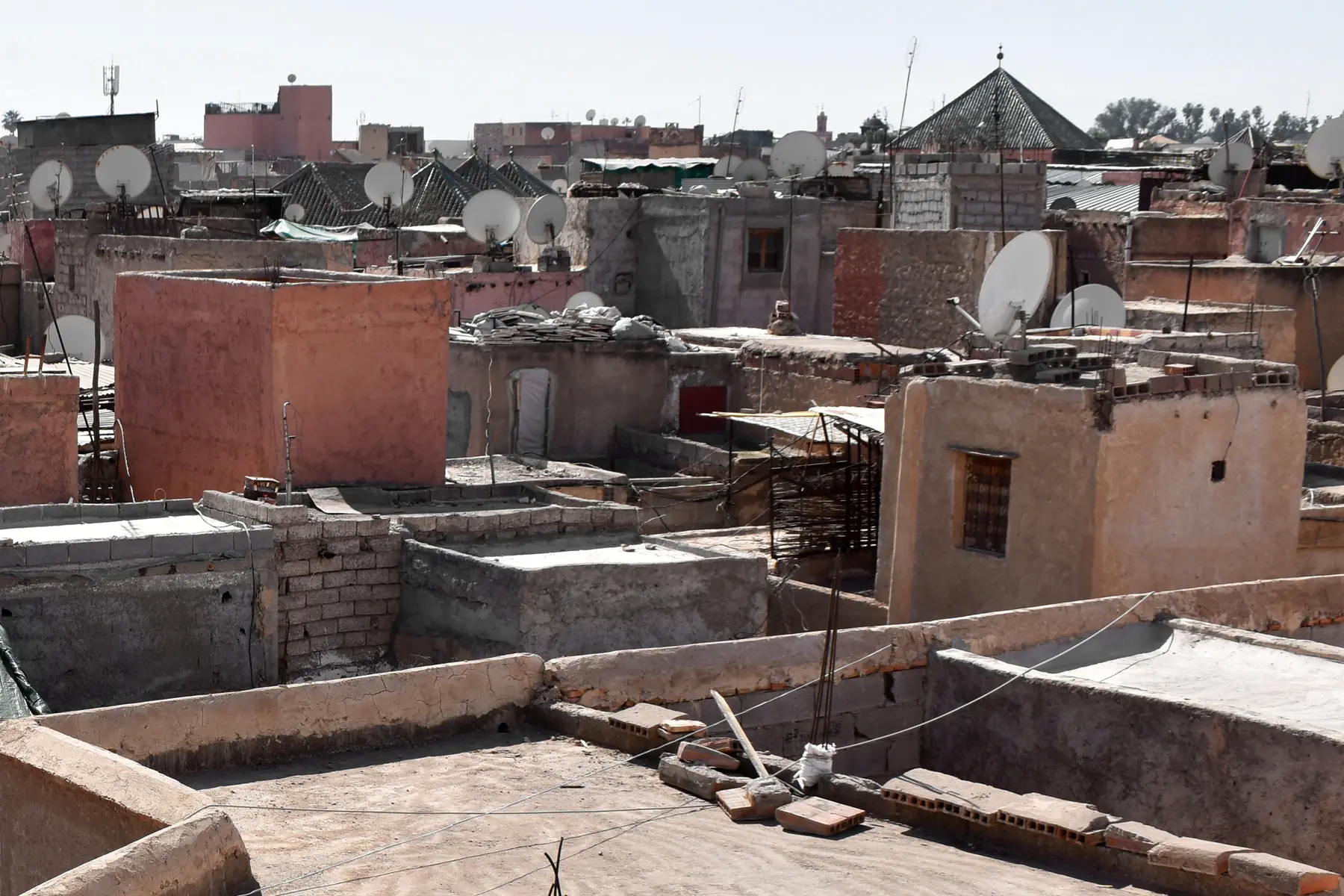 Azoteas y edificios de tonos tierra en la medina de Marrakech